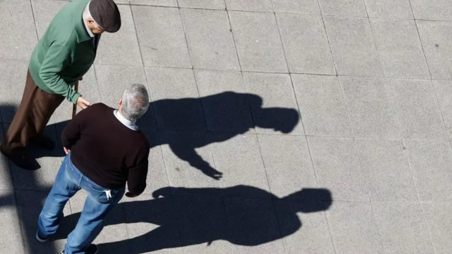 Imagen de dos jubilados manteniendo una conversación / EFE - LUIS TEJIDO