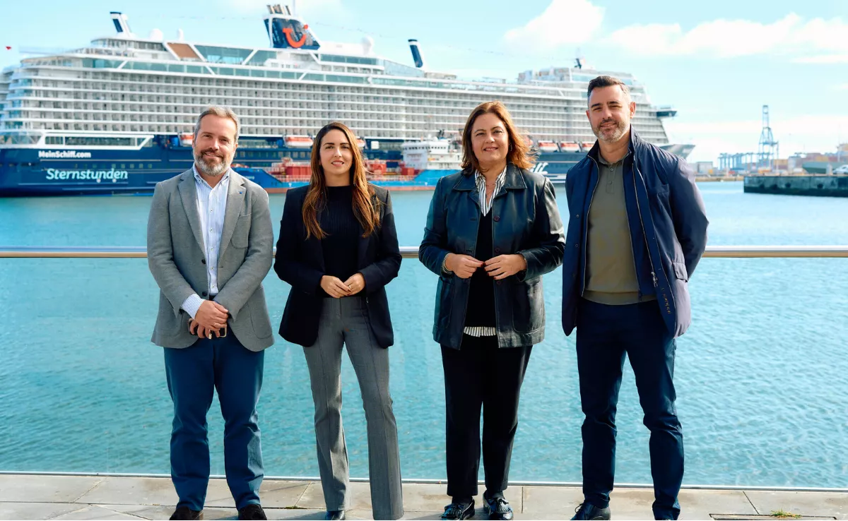 Betsabé Morales y Beatriz Calzada, en el centro de la imagen, con los representantes de la Corporación de Prácticos de Las Palmas. / AH