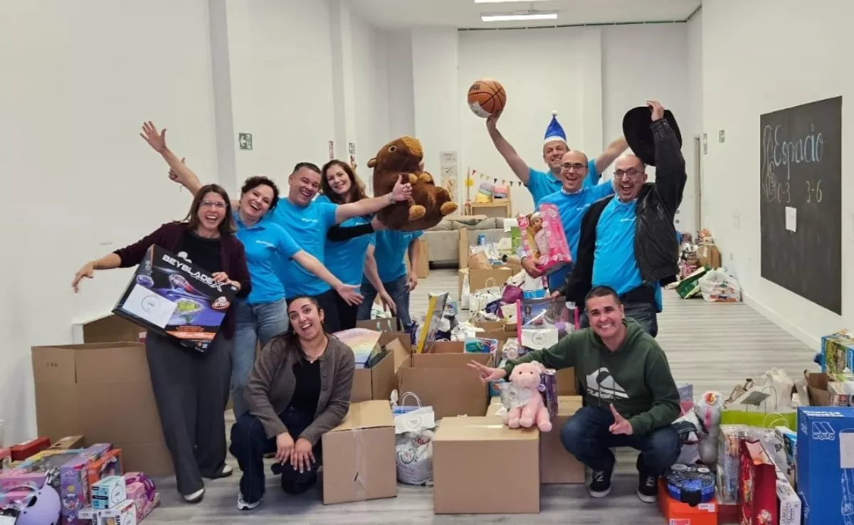 Una de las entidades sociales colaboradoras durante la recogida de regalos para su reparto entre los menores / CAIXABANK
