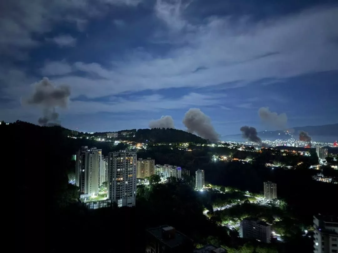 Columnas de humo sobre Caracas tras el bombardeo de Estados Unidos. / AH