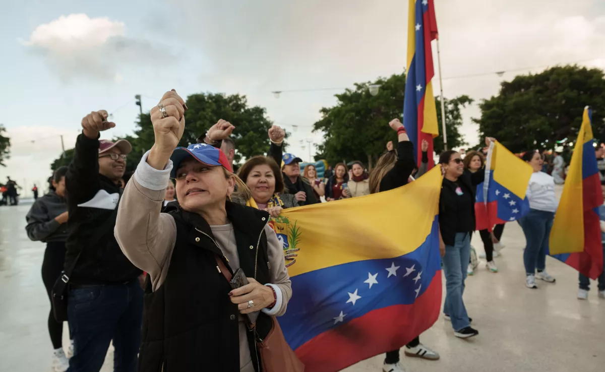 Emigrantes venezolanos residentes en Tenerife durante una concentración este sábado en Santa Cruz de Tenerife para celebrar la operación militar del ejército estadounidense  / EFE - RAMÓN DE LA ROCHA