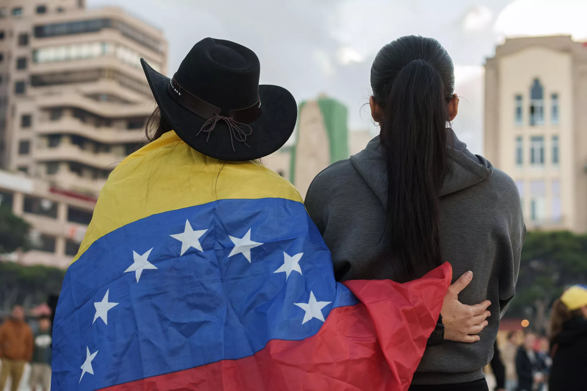 Emigrantes venezolanos residentes en Tenerife durante una concentración en Santa Cruz de Tenerife para celebrar la operación militar del ejército estadounidense en su país y el arresto del presidente Nicolás Maduro. / RAMÓN DE LA ROCHA-EFE