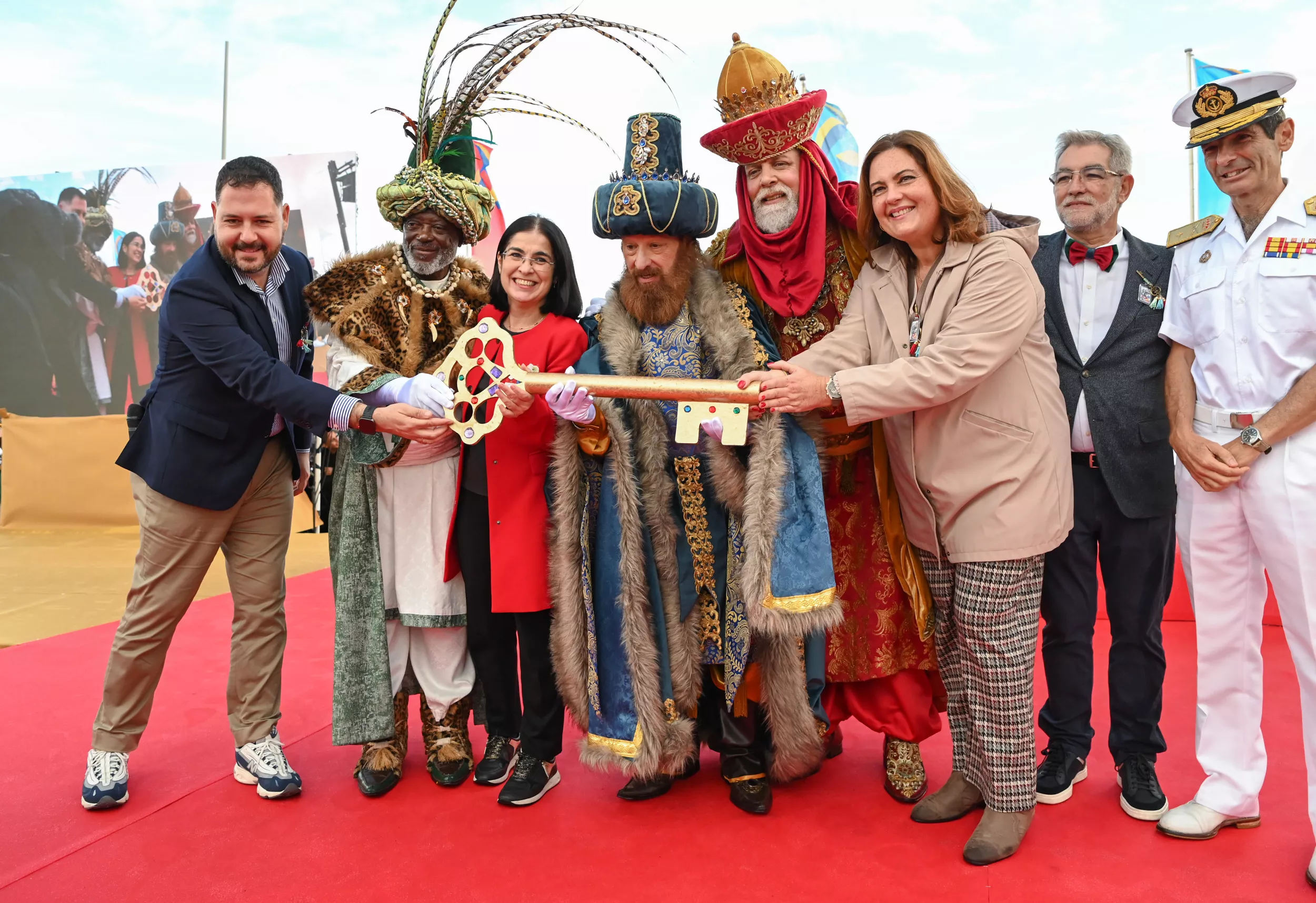 La alcaldesa Carolina Darias entrega la Llave mágica de la Ciudad antes de la Gran Cabalgata de la tarde. AH