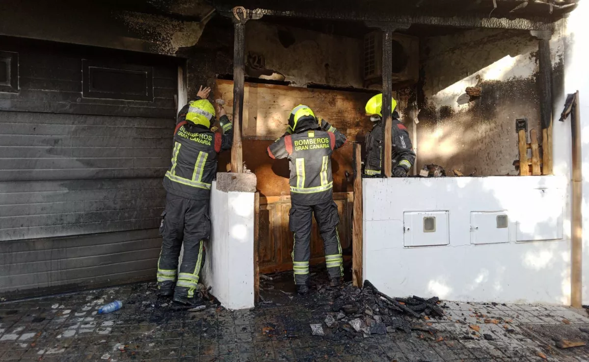 Bomberos de Gran Canaria en el incendio de Santa Lucía / AH