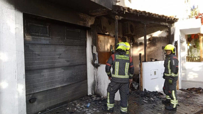 Varios bomberos de Gran Canaria en el incendio de Santa Lucía / AH Varios bomberos de Gran Canaria en el incendio de Santa Lucía / AH