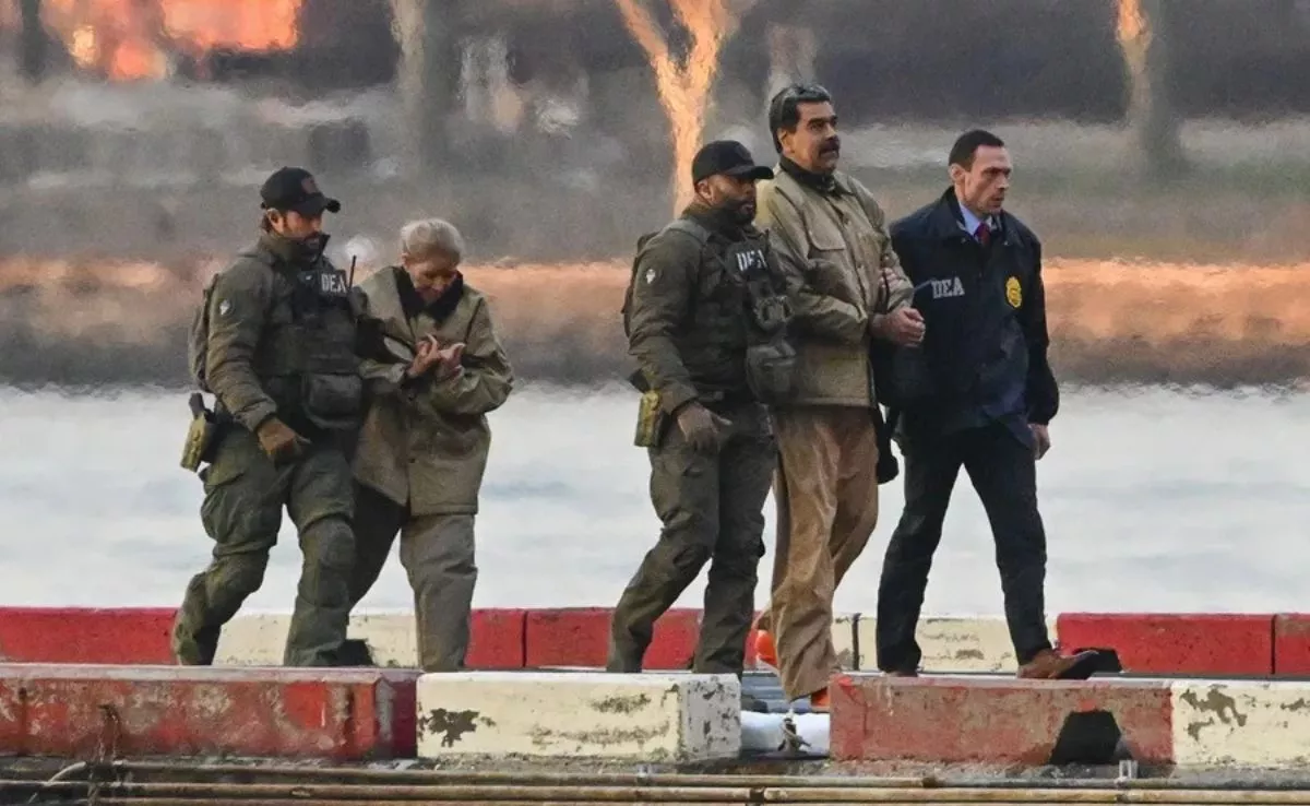 El presidente de Venezuela, Nicolás Maduro, es trasladado a un tribunal de Nueva York junto a su esposa, Cilia Flores, este 5 de enero de 2026. /EFE/Stringer