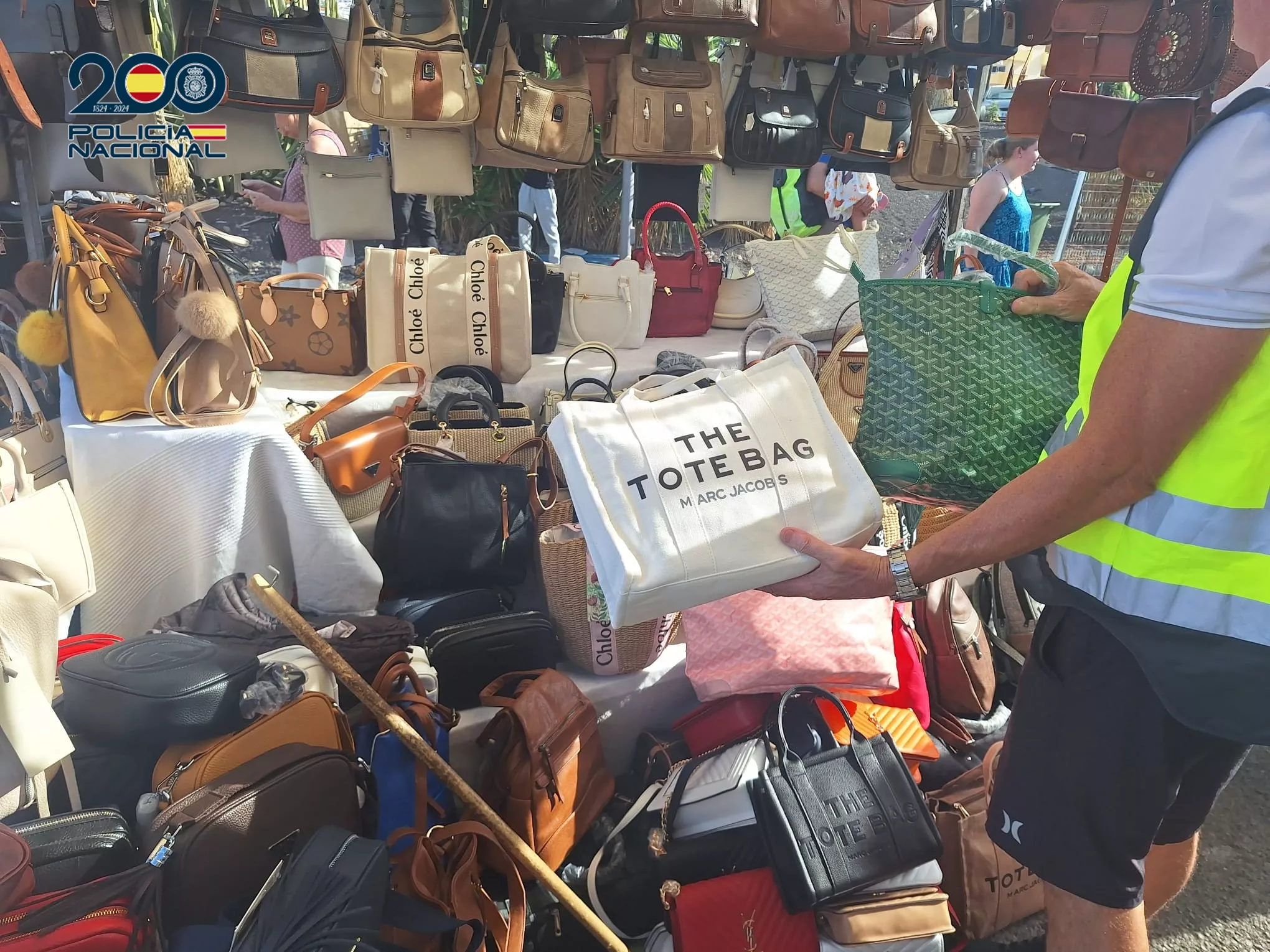 Intervención en Los Cristianos de la Policía Nacional de un número significativo de prendas y complementos presuntamente falsificados. / POLICÍA NACIONAL