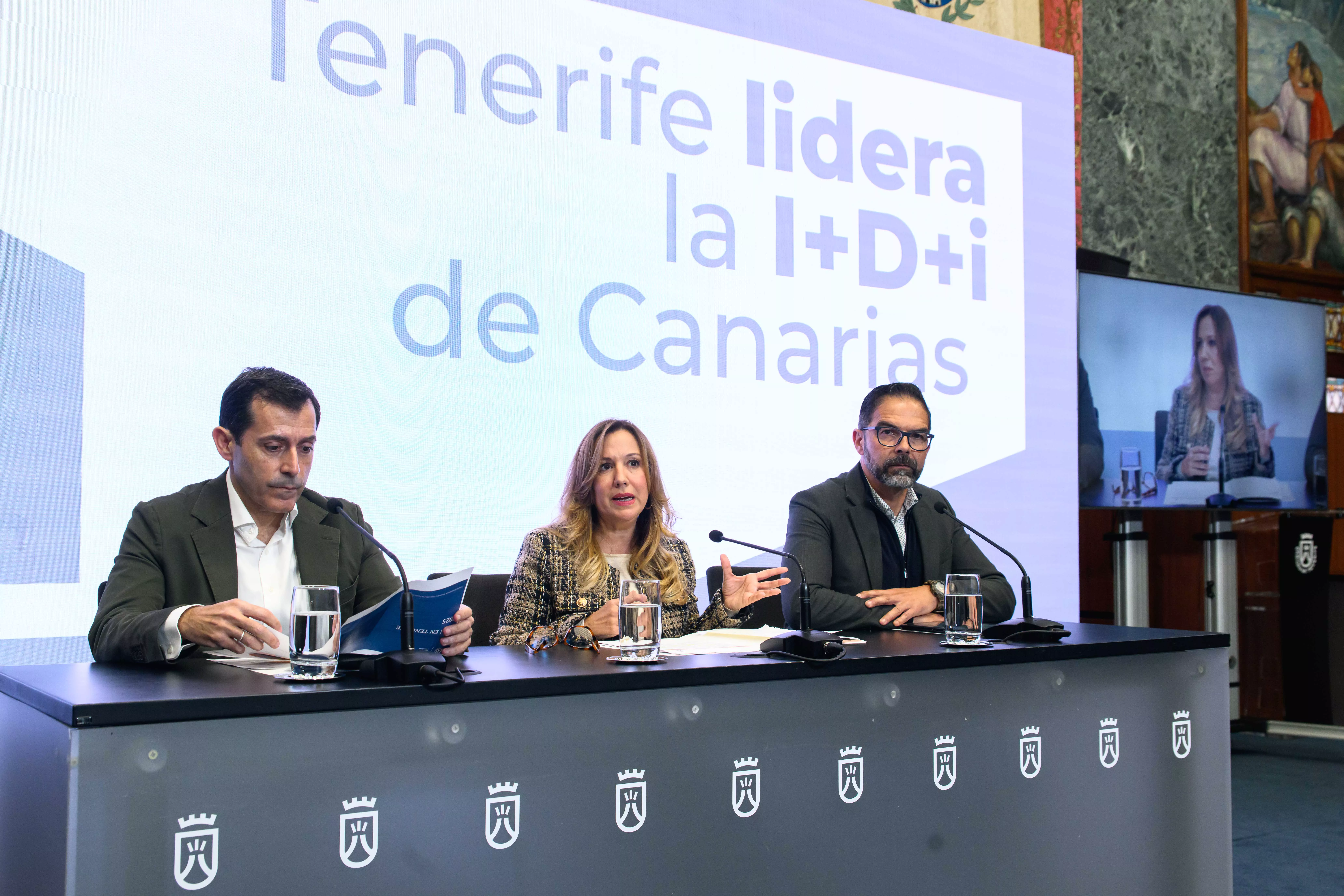 Presentación de los datos de I+D+i en Tenerife, con el consejero Juan José Martínez (i), la presidenta insular, Rosa Dávila, y el director de Corporación 5, José Miguel González. / CEDIDA
