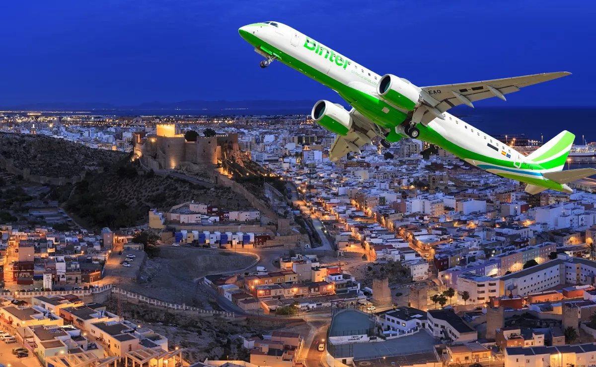 Imagen de la ciudad de Almería y un avión de Binter / TURISMO DE ALMERÍA - BINTER
