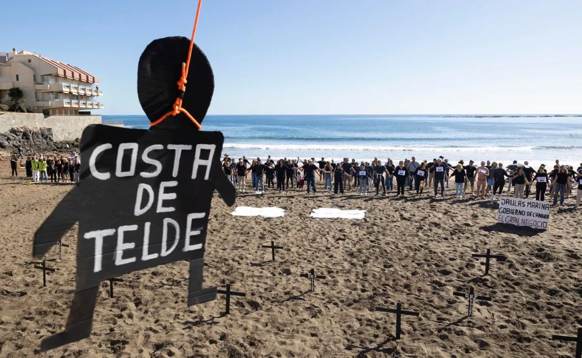 Protesta por los episodios de contaminación del mar que han obligado a cerrar durante semanas las playas del municipio y para exigir la retirada de las jaulas de acuicultura de Melenara. /EFE/Quique