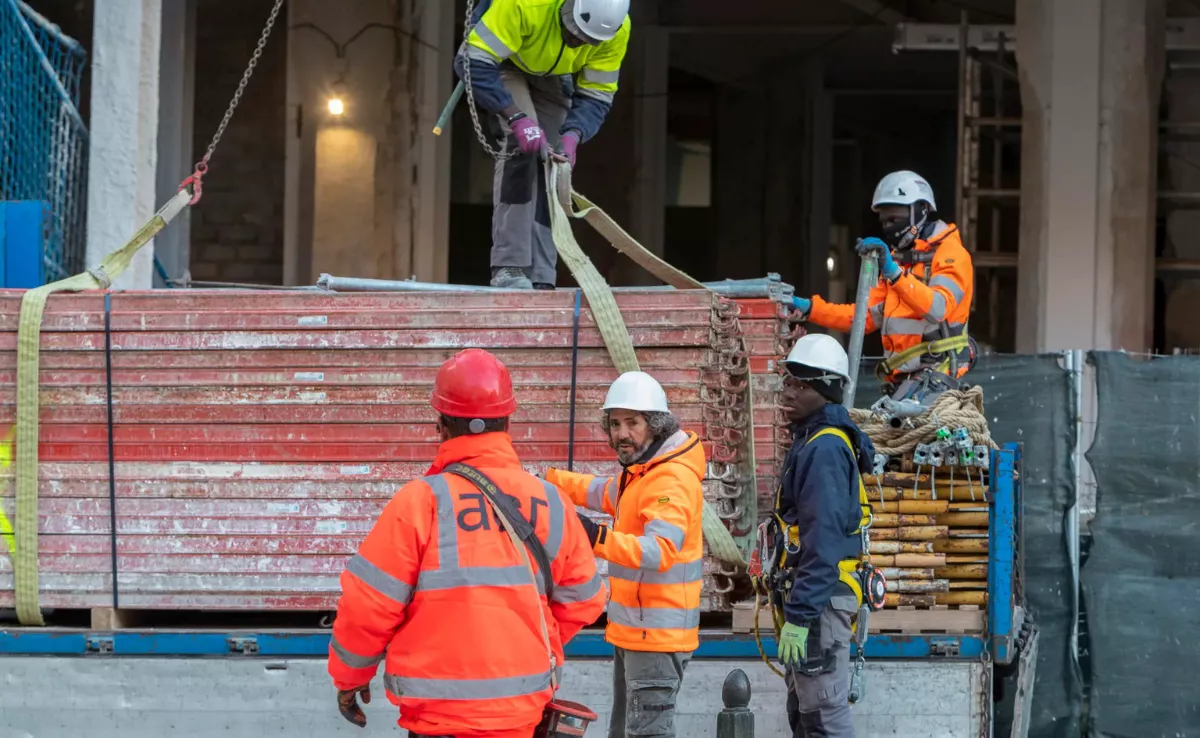 Trabajadores de la construcción / EFE - JAVIER BELVER