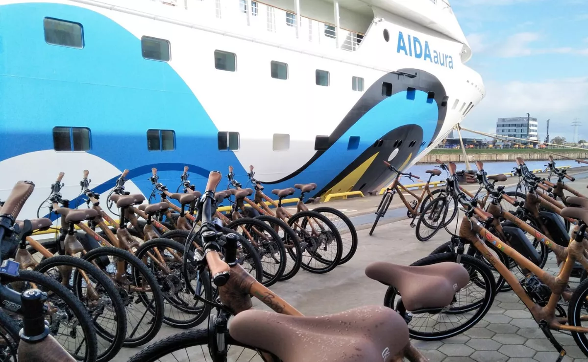 Bicicletas de alquiler de la compañía de cruceros AIDA, en una imagen de archivo en un puerto fuera de Canarias./ AIDA