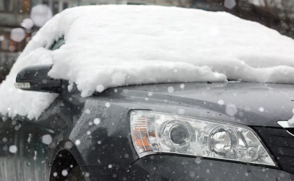 Imagen de un coche cubierto de nieve. / CANVA