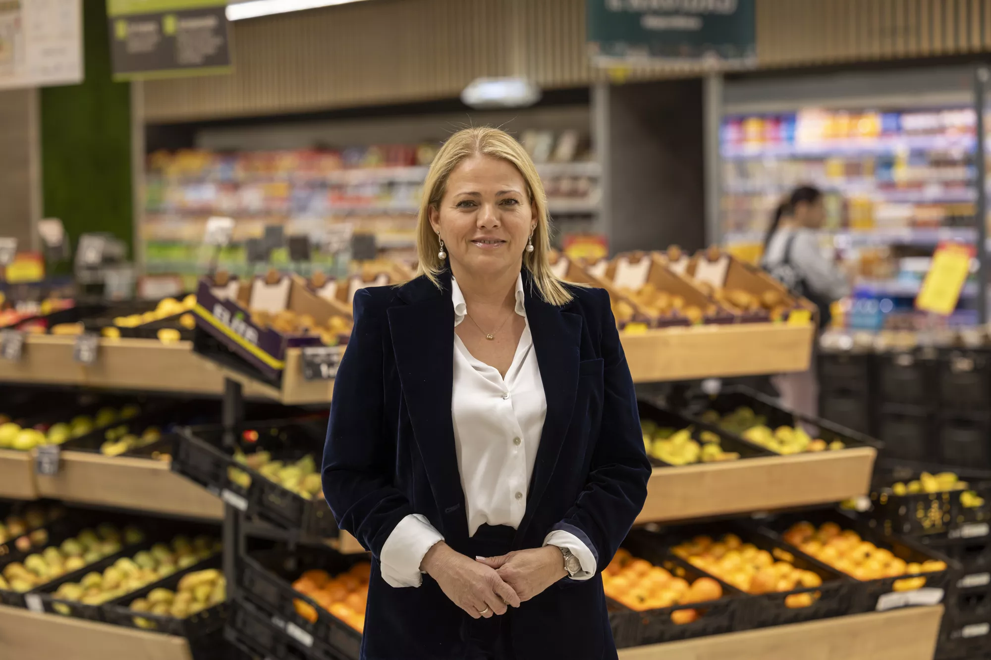 Responsable de la Fundación DinoSol, en el área de frescos de un supermercado HiperDino, en el marco del proyecto solidario “Alimentos con Vida”