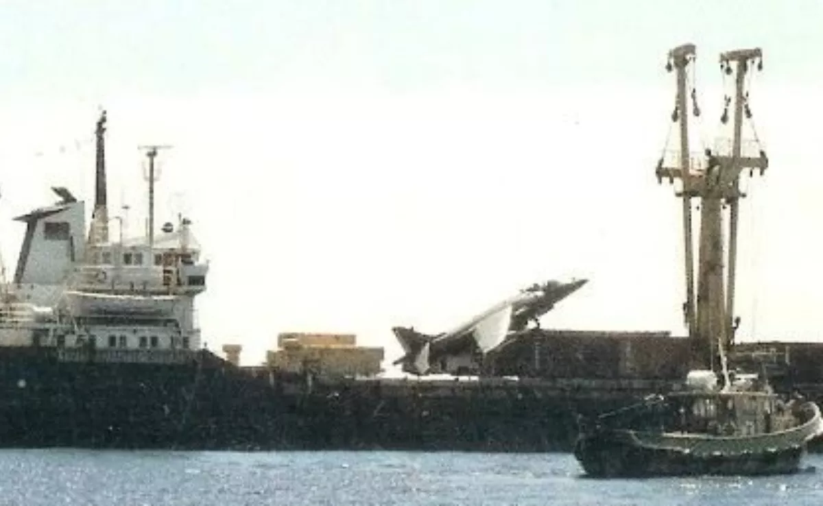 El buque Alraigo transportando el caza Harrier británico a Santa Cruz de Tenerife / REDES