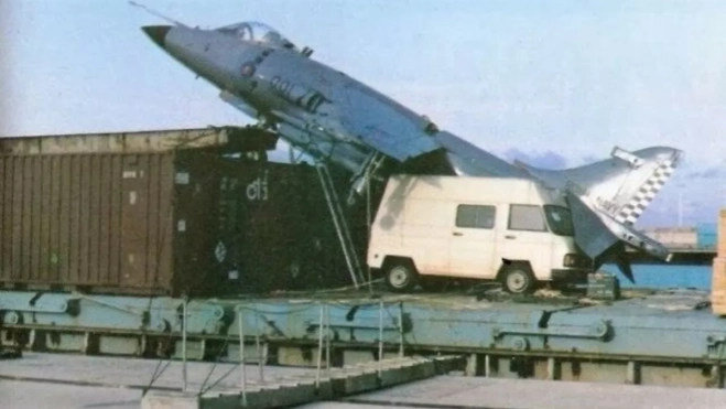 El Harrier aterrizó sobre una furgoneta Mercedes Benz que estaba siendo transportada en el Alraigo / REDES