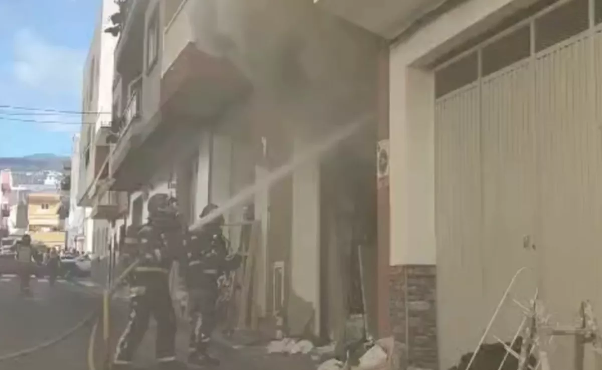 Bomberos de Tenerife sofocando un incendio en un garaje. / BOMBEROS DE TENERIFE