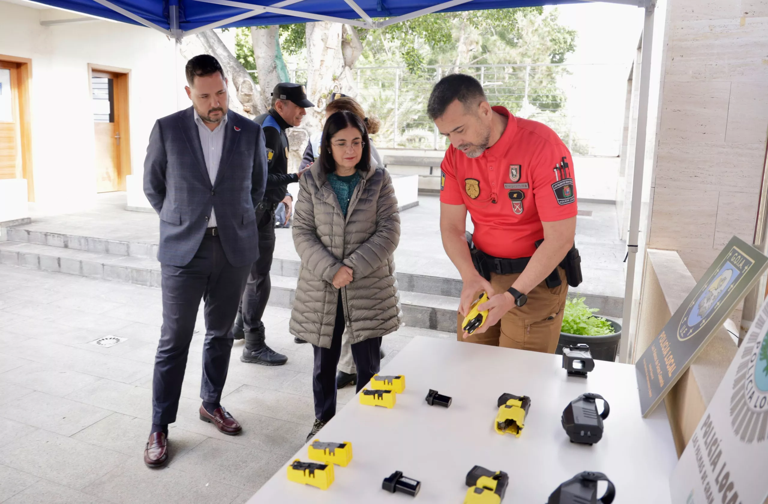 La alcaldesa, Carolina Darias, junto al concejal de Seguridad, Josué Íñiguez, en la presentación de los nuevos dispositivos táser.