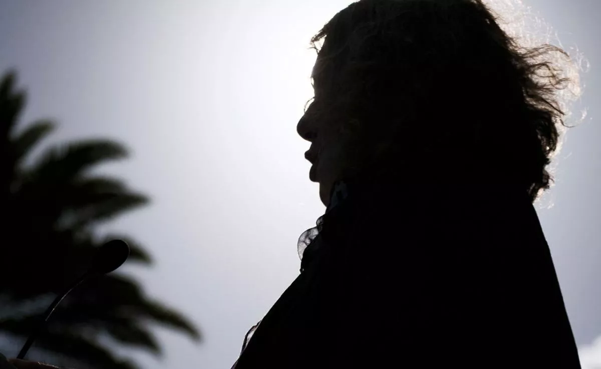 La subdelegada del Gobierno en Las Palmas, Teresa Mayáns, lee un manifiesto contra la violencia machista durante una concentración en memoria de Czarina celebrada la capital grancanaria. /EFE