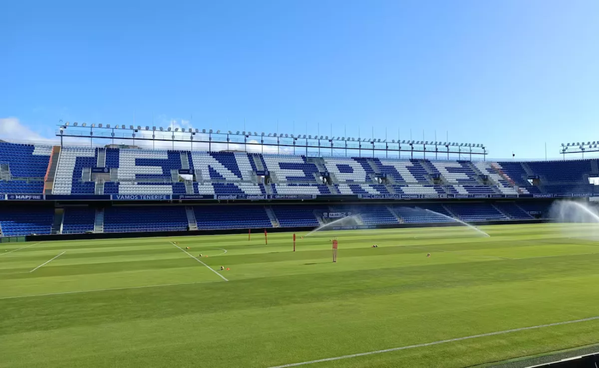 Césped del estadio Heliodoro Rodríguez López, estadio donde juega el CD Tenerife./ ARCHIVO