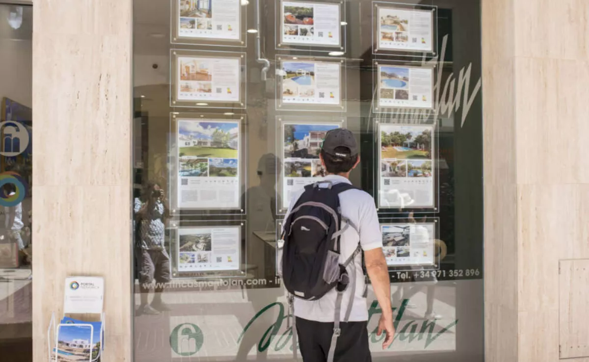 Imagen de una persona mirando viviendas en venta / EFE