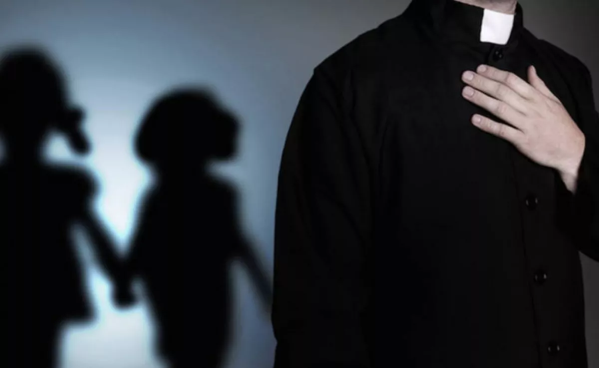 Imagen de un sacerdote y menores|TELEMUNDO