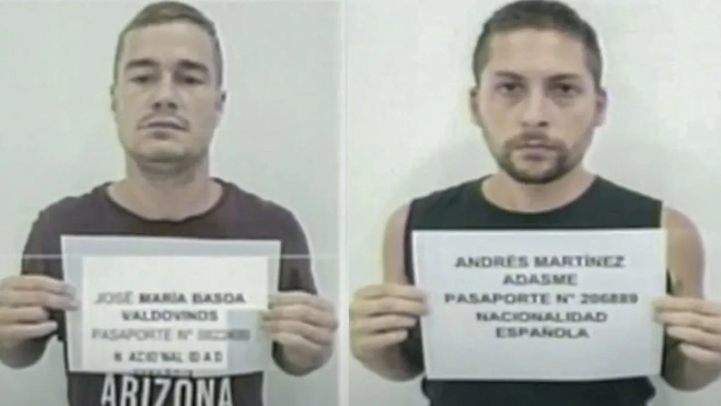 Captura de pantalla de una transmisión del canal de televisión estatal Venezolana de Televisión (VTV), donde se observa a los ciudadanos españoles José María Basoa (i) y André