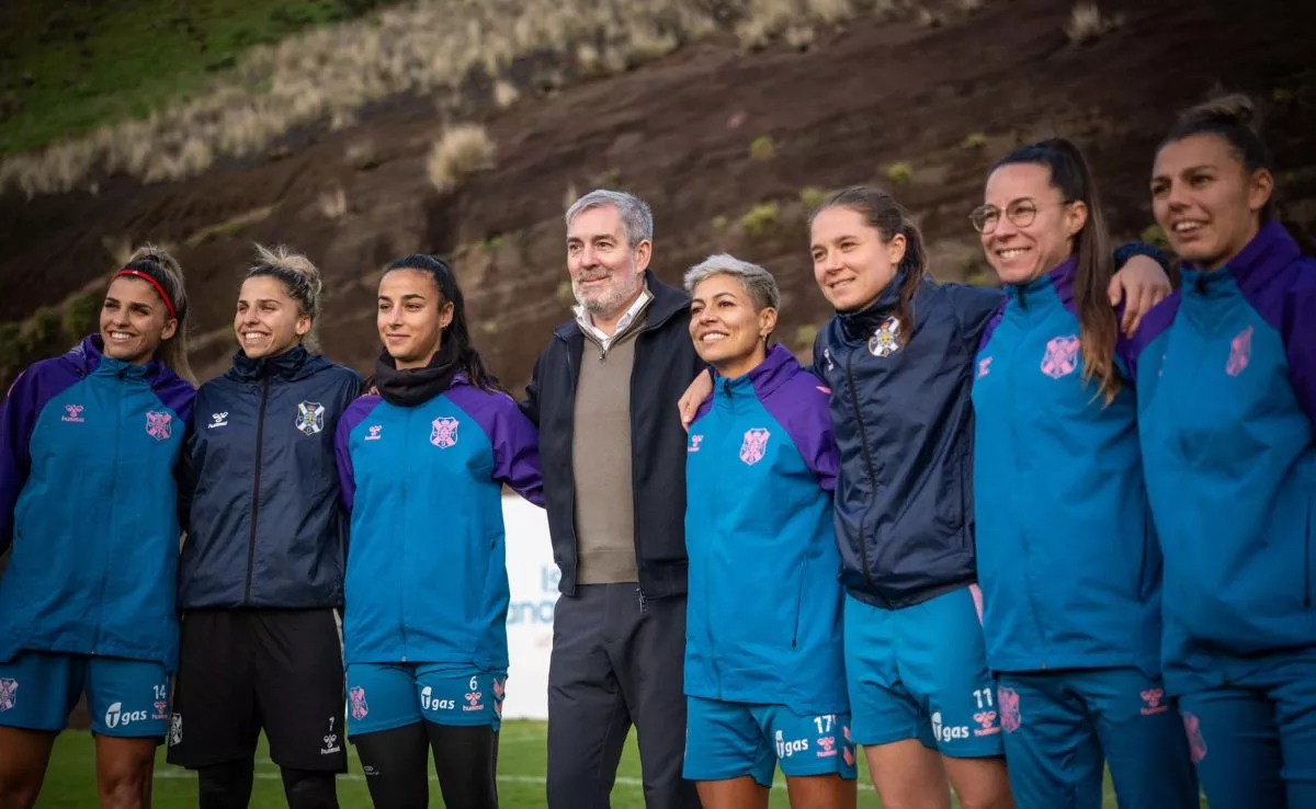 Fernando Clavijo con el primer equipo del CD Tenerife Femenino. /Cedida