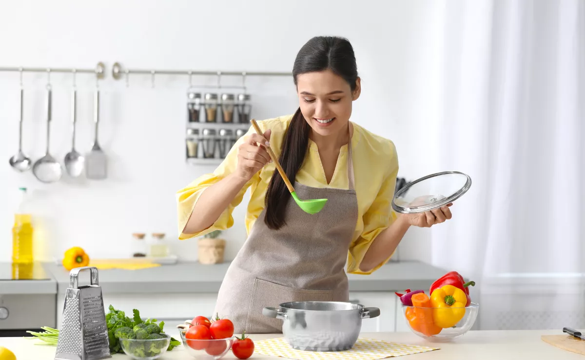 Imagen de una persona cocinando / CANVA
