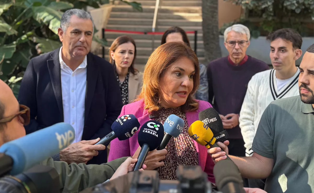 Jimena Delgado, con sus compañeros del PP, en los jardines del Ayuntamiento de Las Palmas de Gran Canaria. / AH