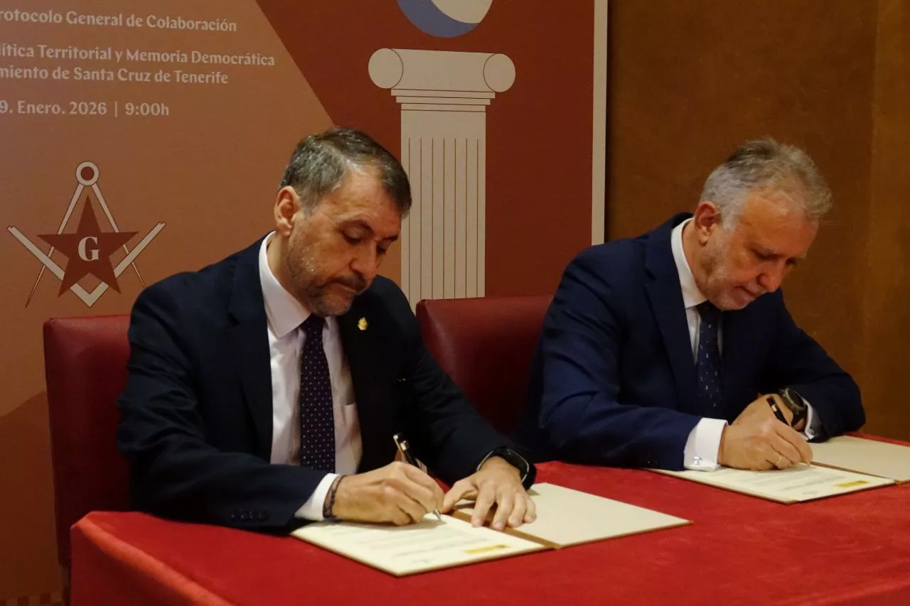 José Manuel Bermúdez, alcalde de Santa Cruz de Tenerife, y el ministro de Política Territorial y Memoria Democrática, Ángel Víctor Torres. / AYUNTAMIENTO DE SANTA CRUZ DE TENERIFE