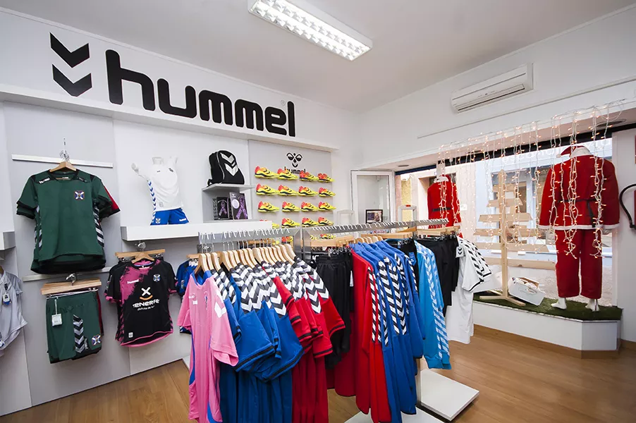 Imagen de la tienda del CD Tenerife y logo de Hummel. / CD TENERIFE