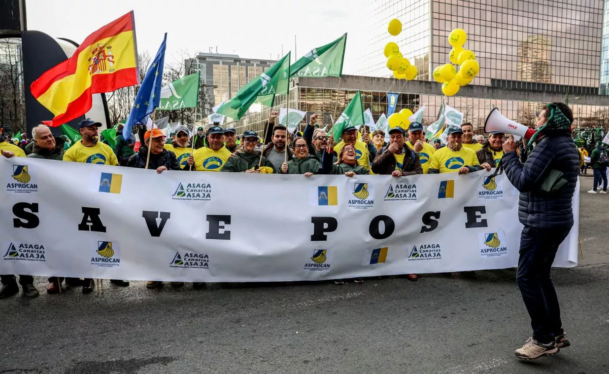 El viceconsejero del Sector Primario del Gobierno de Canarias, Eduardo García (c) durante la manifestación que miles de agricultores de toda la UE en Bruselas. /EFE