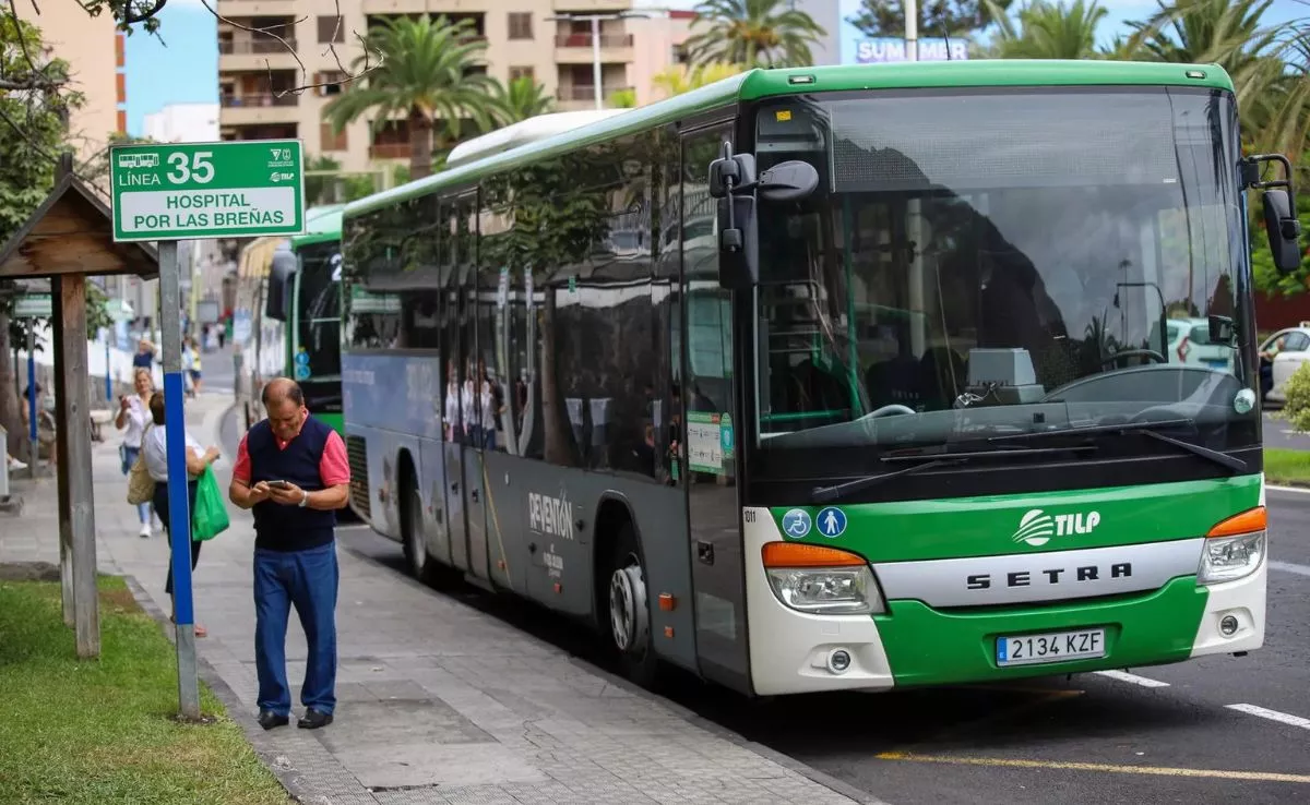 Guagua pública en una parada en La Palma. /EFE/ Luis G Morera