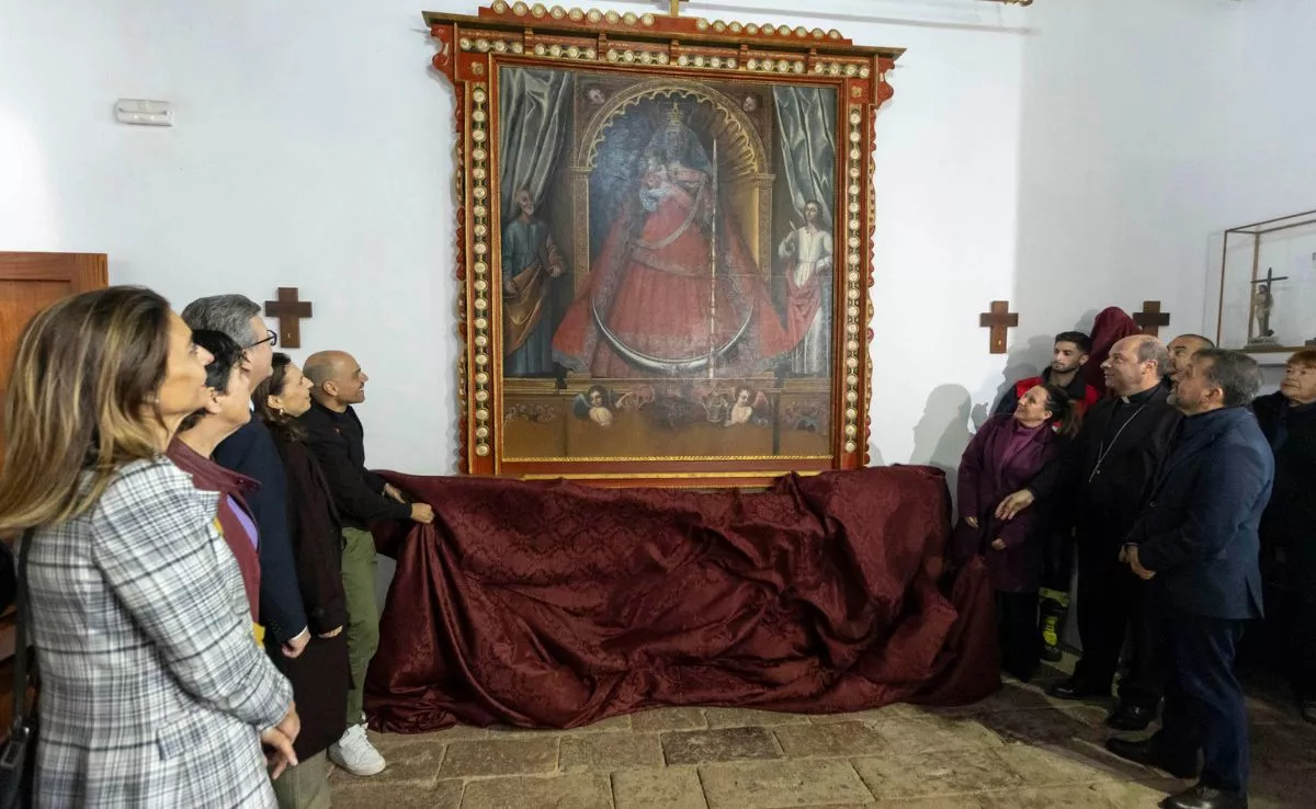 Presentación de la restauración del marco retablo de la Virgen de Candelaria y talla de San Gonzalo en la Ermita de Santa Catalina de Taganana. /EFE / Miguel Barreto