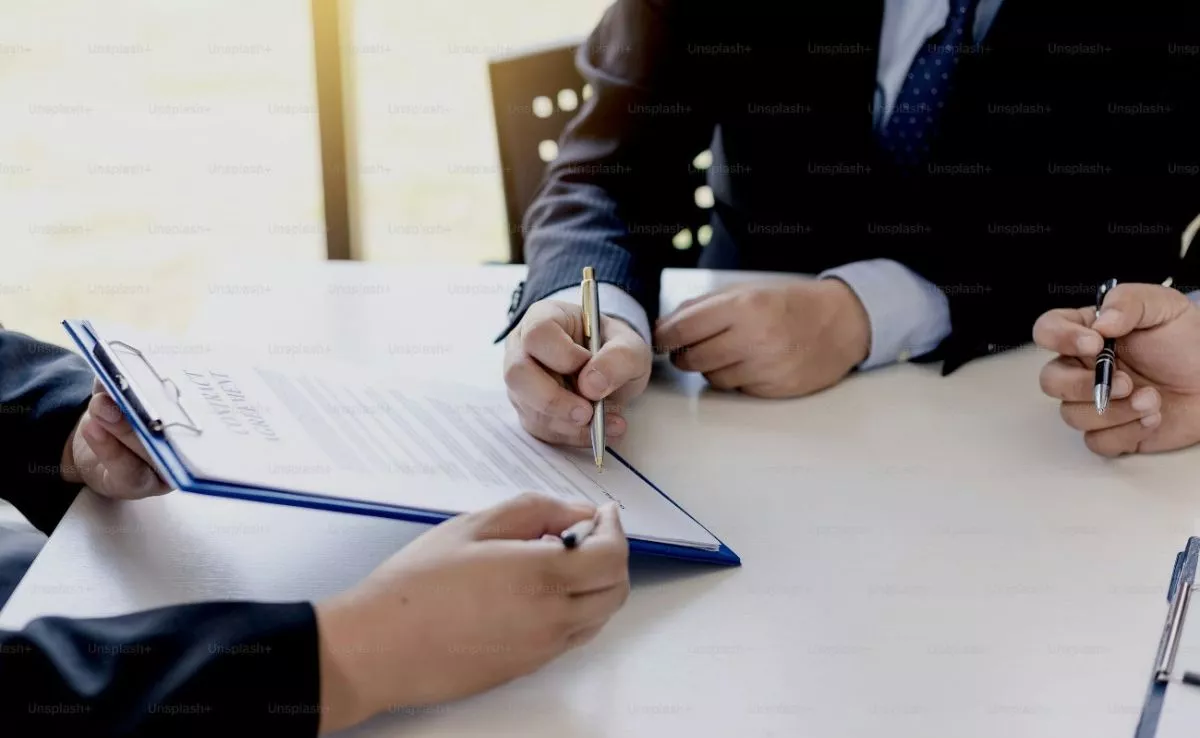 Firma de un contrato. /Archivo