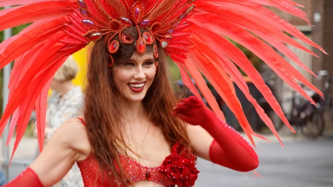 Imagen de una chica de una comparsa / CANVA