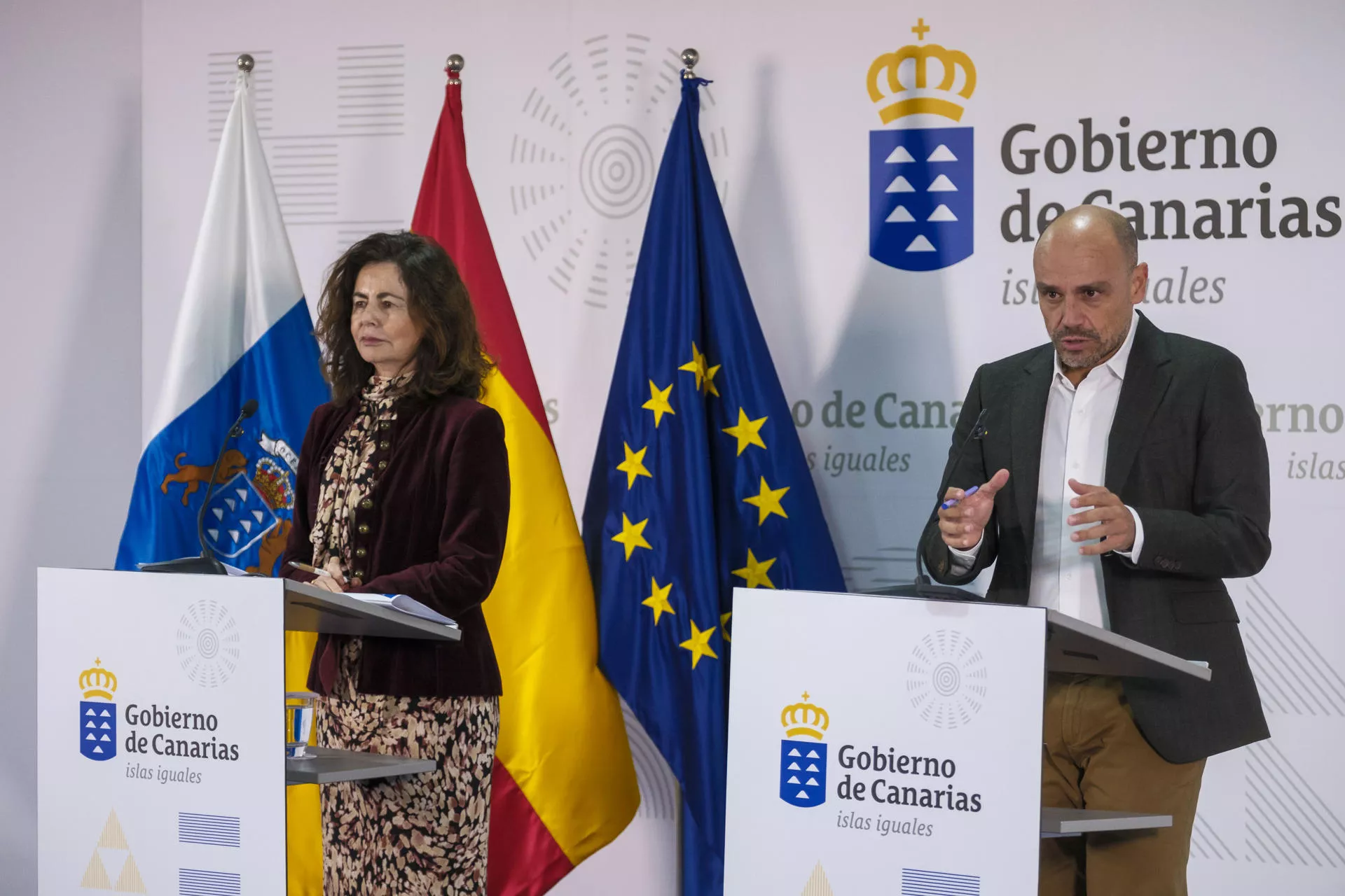 El portavoz del Ejecutivo canario Alfonso Cabello, y la consejera de Hacienda, Matilde Asián. / ÁNGEL MEDINA G.-EFE