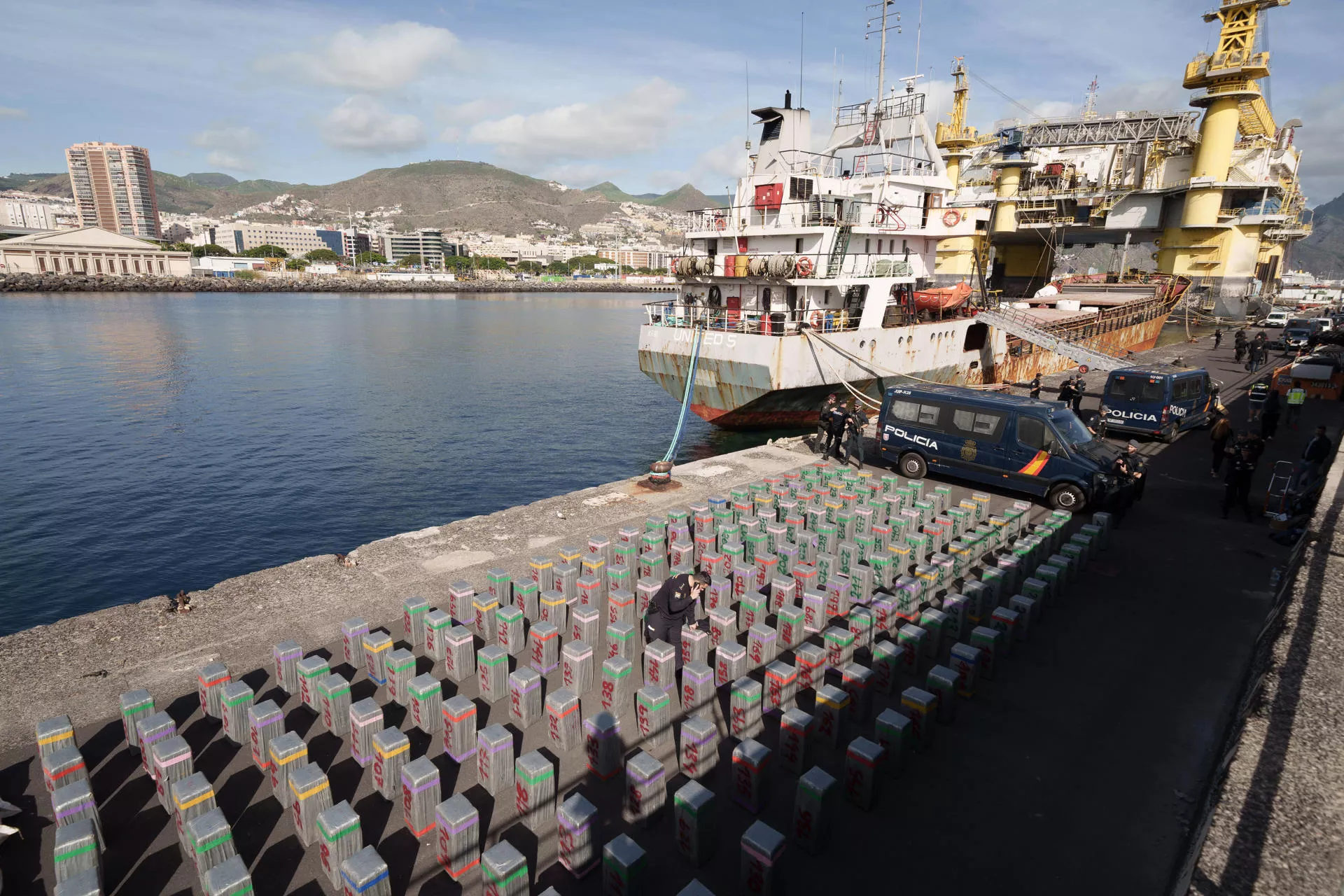 El carguero 'United S.' apresado por la Policía y la Armada Española a 535 kilómetros de Canarias con la colaboración de la agencia antidrogas de Estados Unidos (DEA), con casi 10 toneladas de cocaína./ EFE - RAMÓN DE LA ROCHA