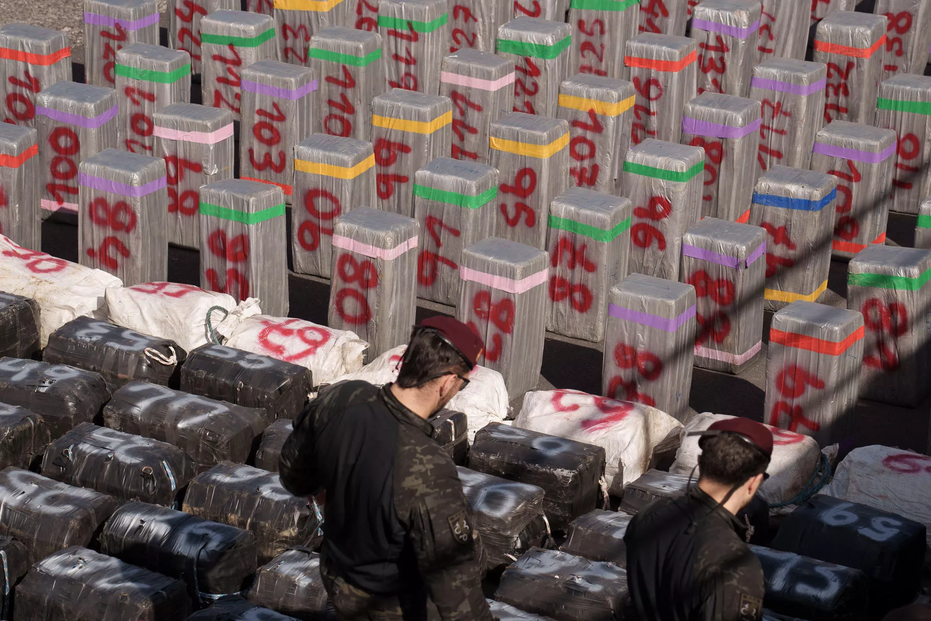 Droga incautada en el carguero 'United S.' apresado por la Policía y la Armada Española a 535 kilómetros de Canarias con la colaboración de la agencia antidrogas de Estados Unidos (DEA), con casi 10 toneladas de cocaína./ EFE - RAMÓN DE LA ROCHA