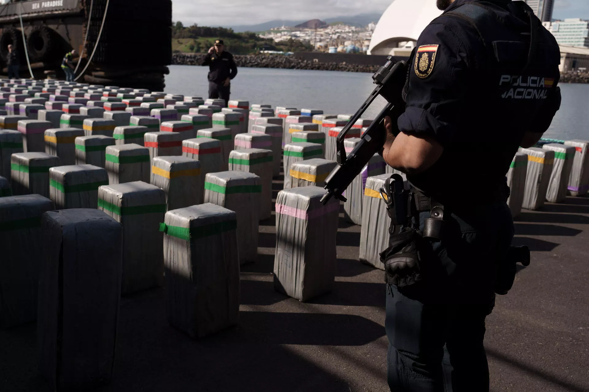 Droga incautada en el carguero 'United S.' apresado por la Policía y la Armada Española a 535 kilómetros de Canarias con la colaboración de la agencia antidrogas de Estados Unidos (DEA), con casi 10 toneladas de cocaína./ EFE - RAMÓN DE LA ROCHA