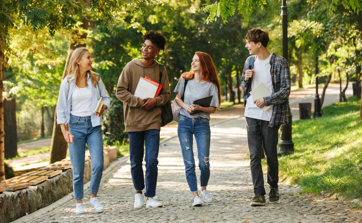 Imagen de un grupo de estudiantes / CANVA