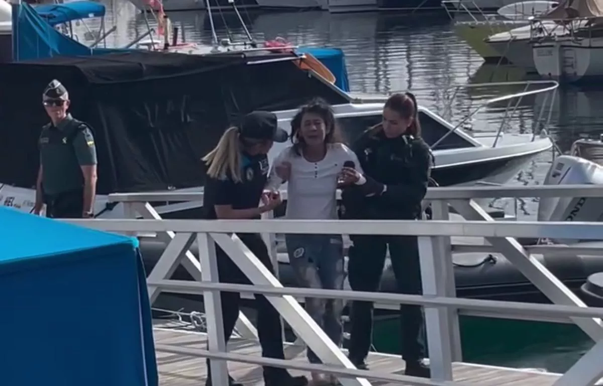 Momento en el que las autoridades desalojan a Margarita de su barco 'Claudine'. AH