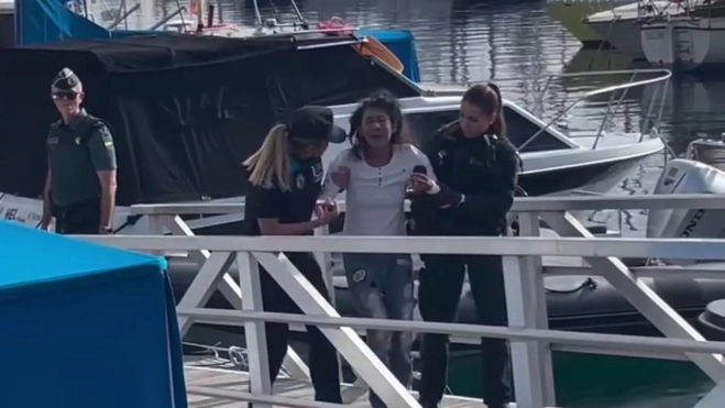 Momento en el que las autoridades desalojan a Margarita de su barco 'Claudine'. AH