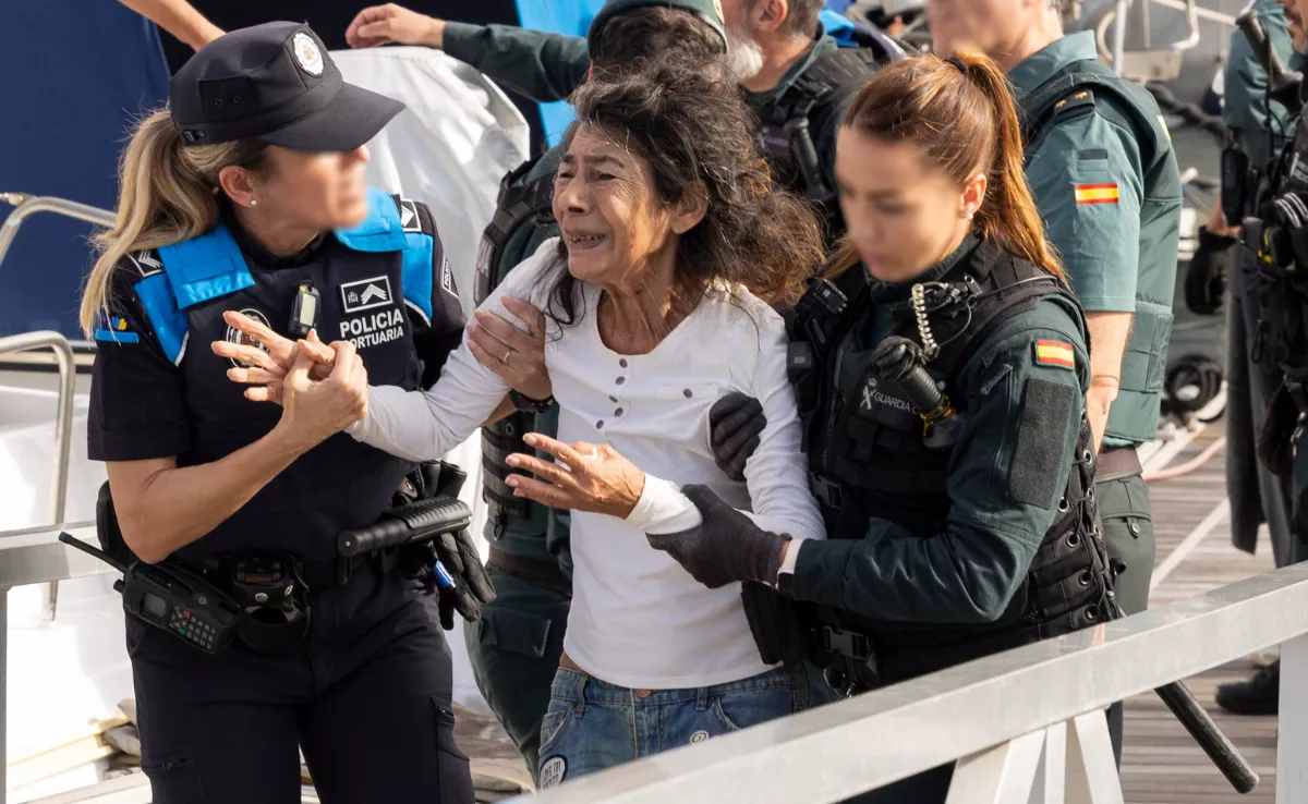 Momento del desahucio de Margarita / EFE - QUIQUE CURBELO
