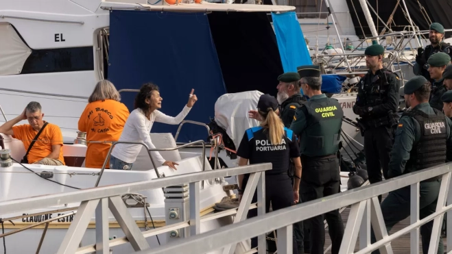 Momento del desahucio de Margarita / EFE - QUIQUE CURBELO