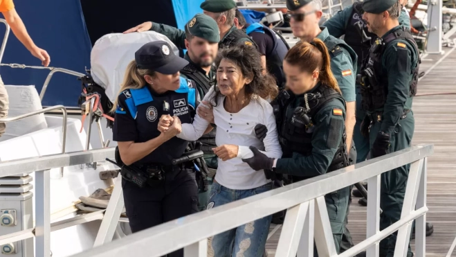 Momento del desahucio de Margarita / EFE - QUIQUE CURBELO