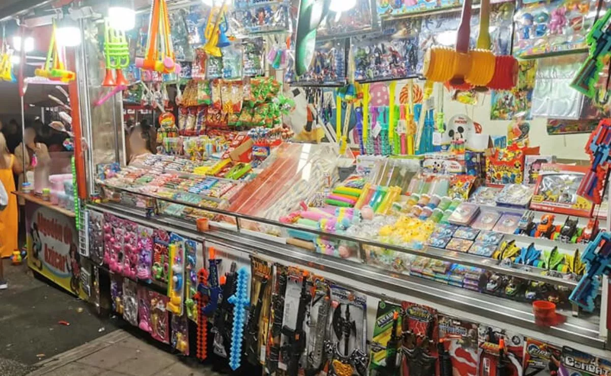 Puesto tradicional de golosinas, turrones y juguetes|REDES