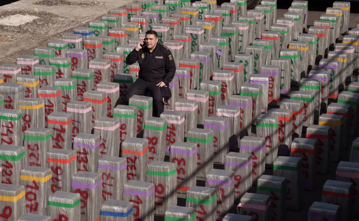Imagen de un policía en medio del cargamento de droga / EFE - RAMÓN DE LA ROCHA  