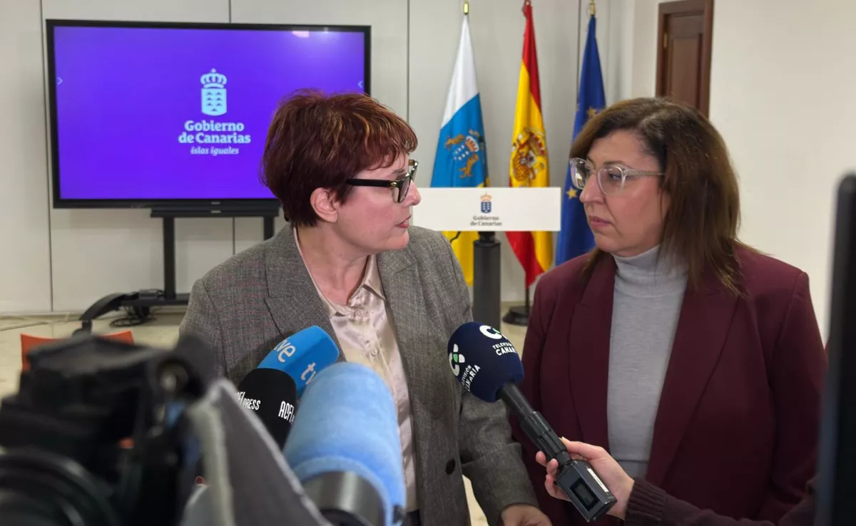 A la izquierda, Candelaria Delgado, consejera de Bienestar Social / GOBIERNO DE CANARIAS